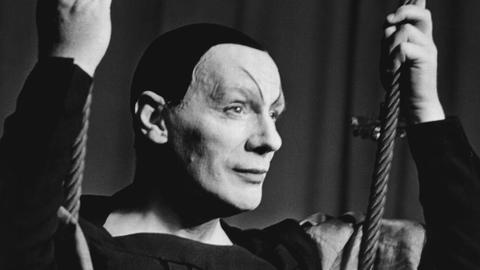 Der deutsche Schauspieler, Regisseur und Theaterintendant Gustaf Gründgens als Mephisto in einer Szene von Goethes Faust II in einer von ihm im Jahr 1959 am Deutschen Schauspielhaus Hamburg inszenierten Aufführung.