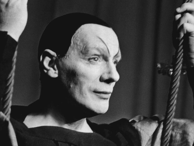 Der deutsche Schauspieler, Regisseur und Theaterintendant Gustaf Gründgens als Mephisto in einer Szene von Goethes Faust II in einer von ihm im Jahr 1959 am Deutschen Schauspielhaus Hamburg inszenierten Aufführung.