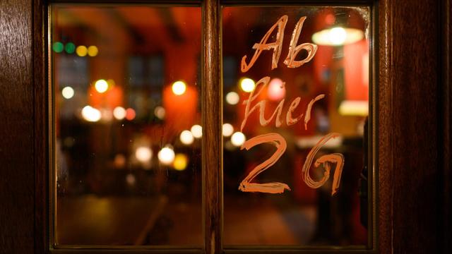 An die Tür eines Restaurants steht "Ab hier 2G" angeschrieben. Sachsen setzt seit dem 8. November 2021 die 2G-Regel in Teilen des öffentlichen Lebens flächendeckend um. Das ist der zentrale Punkt der neuen Corona-Schutzverordnung, die das Landeskabinett am 5. November in Dresden beschloss.
