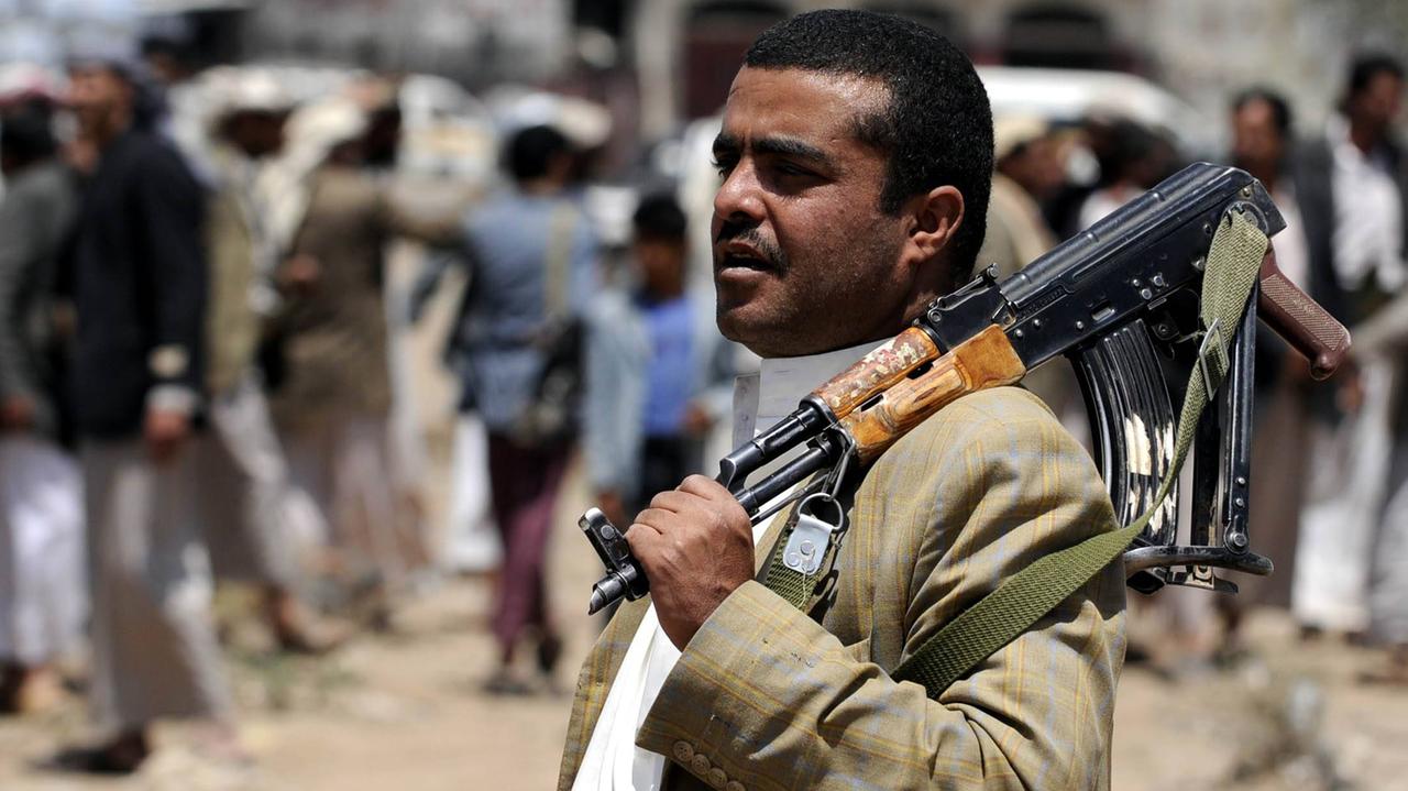 Huthi-Rebellen in der jemenitischen Stadt Sanaa im September 2014 Huthi-Rebellen in der jemenitischen Stadt Sanaa im September 2014