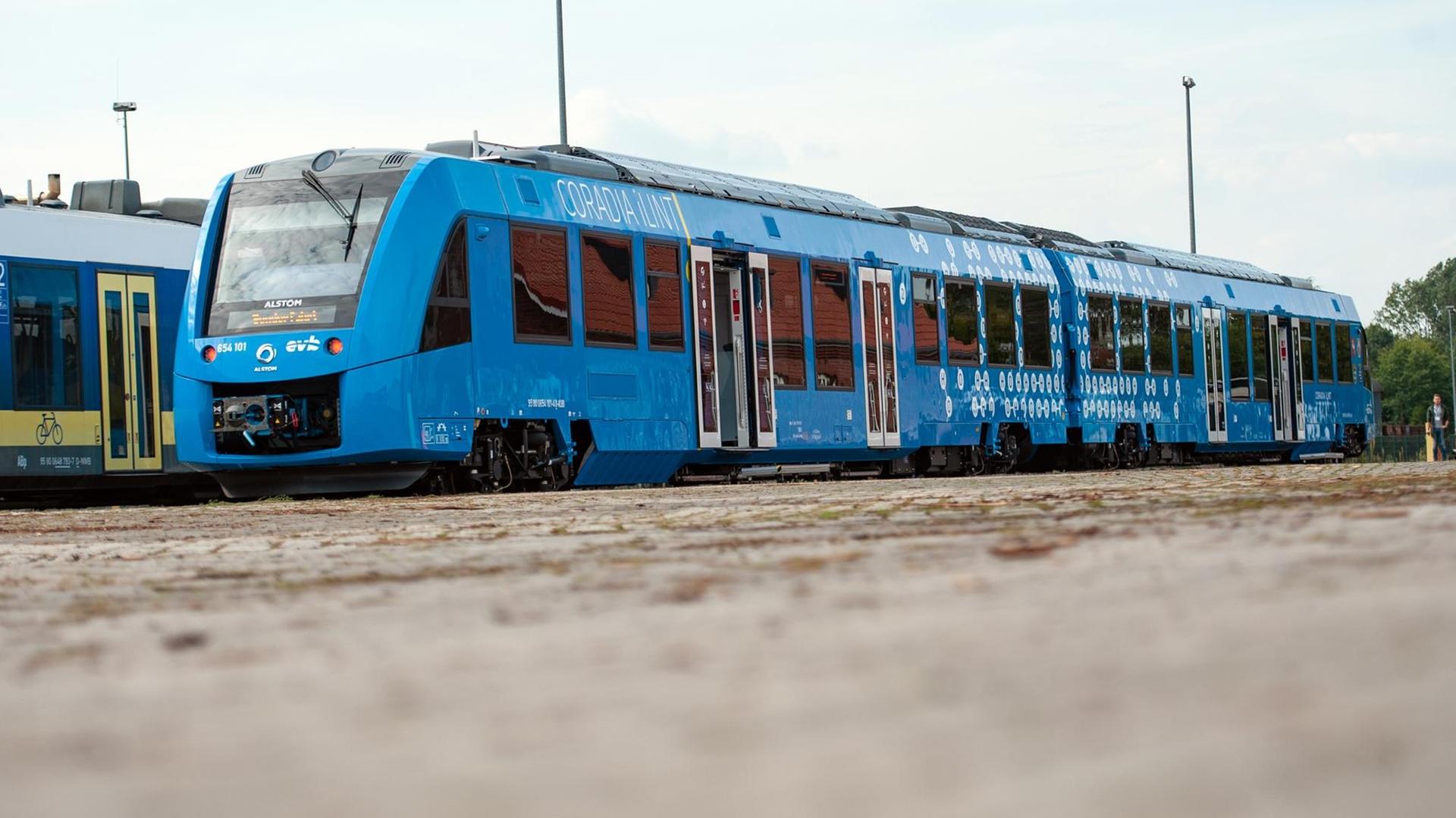 Ein neuer Brennstoffzellenzug, der mit Strom aus Wasserstoff fährt, steht im Bahnhof. Der in Salzgitter gebaute emissionsfreie Regionalzug fährt mit elektrischer Energie aus Wasserstoff. Bremervörde und Buxtehude verbinden. Ein neuer Brennstoffzellenzug, der mit Strom aus Wasserstoff fährt, steht im Bahnhof. Der in Salzgitter gebaute emissionsfreie Regionalzug fährt mit elektrischer Energie aus Wasserstoff. Bremervörde und Buxtehude verbinden.