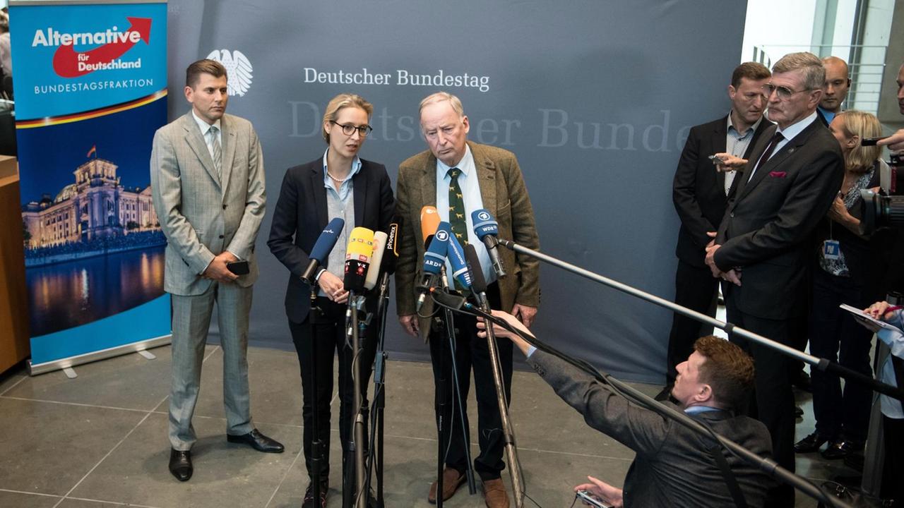 Die kurz zuvor gewählten Fraktionsvorsitzenden der AfD im Deutschen Bundestag, Alice Weidel (links) und Alexander Gauland, äußern sich nach der ersten Fraktionssitzung der Bundestagsfraktion der Partei Alternative für Deutschland (AfD) im Deutschen Bundestag in Berlin vor der Presse. Links dahinter steht der Parteisprecher Christian Lüth. Die kurz zuvor gewählten Fraktionsvorsitzenden der AfD im Deutschen Bundestag, Alice Weidel (links) und Alexander Gauland, äußern sich nach der ersten Fraktionssitzung der Bundestagsfraktion der Partei Alternative für Deutschland (AfD) im Deutschen Bundestag in Berlin vor der Presse. Links dahinter steht der Parteisprecher Christian Lüth.