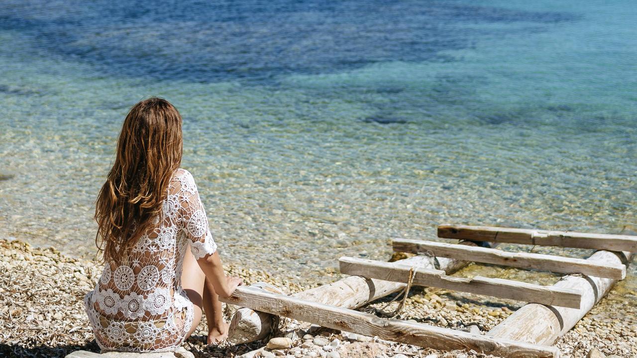 Junge Frau am Wasser Junge Frau am Wasser