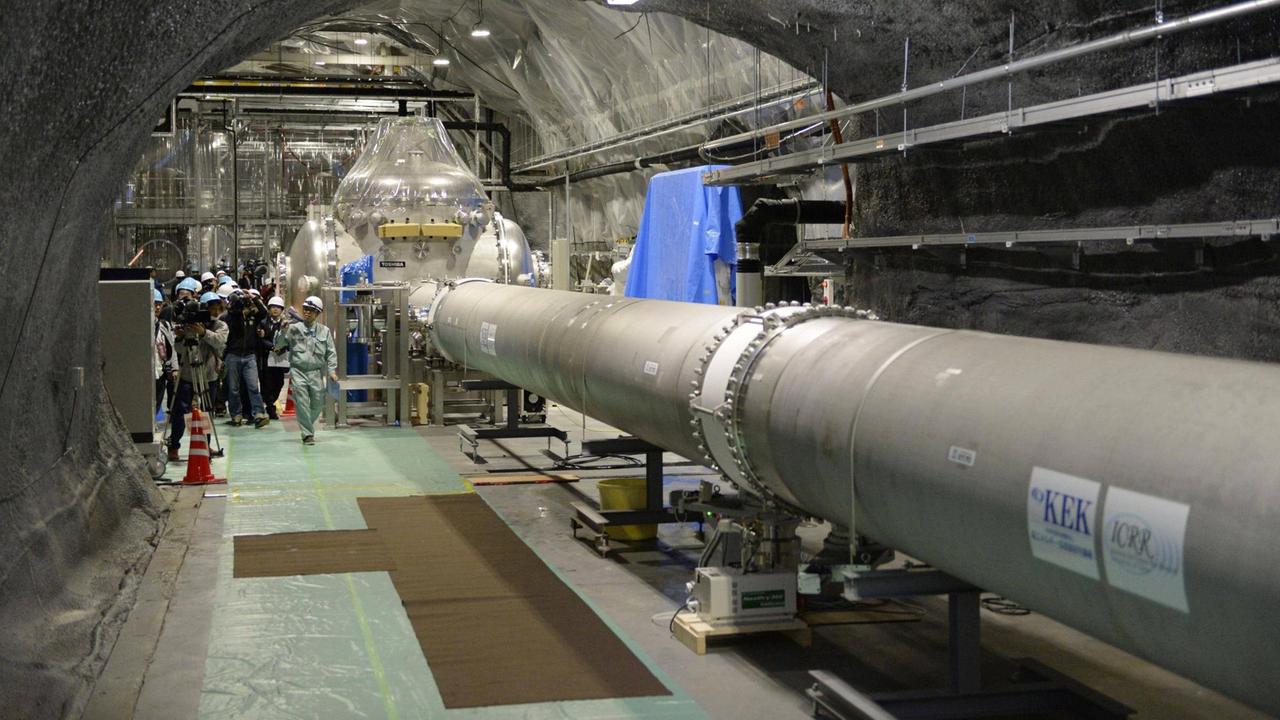Pressetermin im KAGRA-Detektor während der Bauphase (November 2015) - rechts im Bild die Vakuumröhre Pressetermin im KAGRA-Detektor während der Bauphase (November 2015) - rechts im Bild die Vakuumröhre