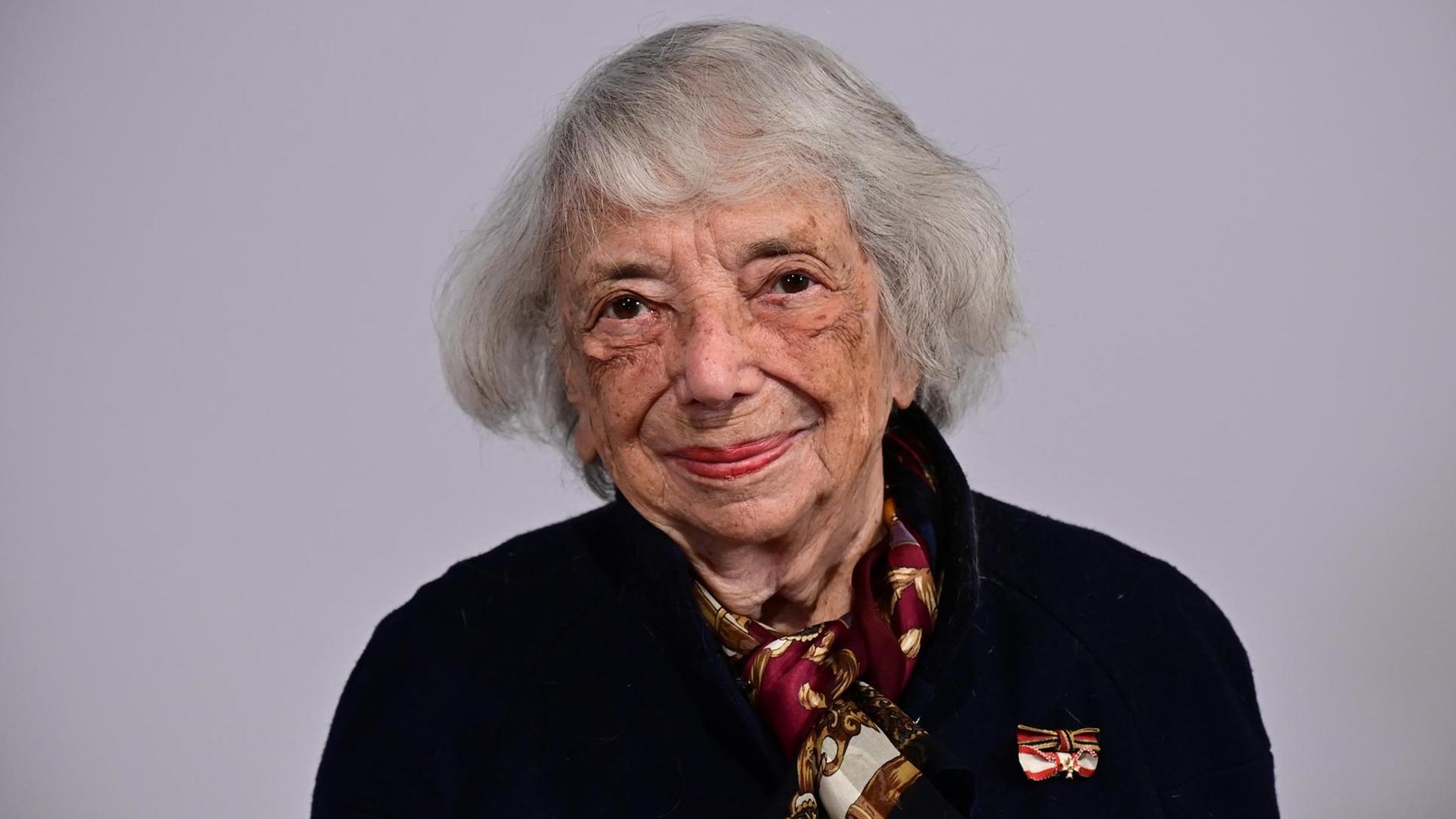 Eine alte Dame mit wachen Augen lächelt in die Kamera. Es ist Margot Friedländer. Eine alte Dame mit wachen Augen lächelt in die Kamera. Es ist Margot Friedländer.
