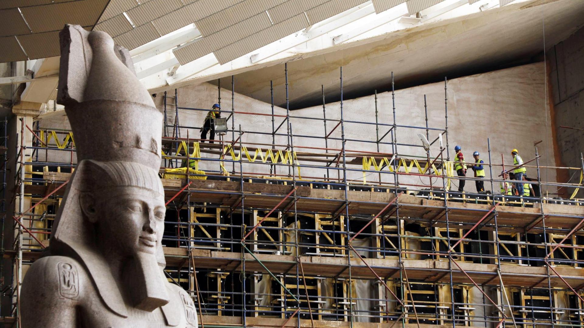Bauarbeiter stehen am 5.5.2018 auf einem Gerüst auf der Baustelle im Grand Egyptian Museum in der Nähe von Gizeh Bauarbeiter stehen am 5.5.2018 auf einem Gerüst auf der Baustelle im Grand Egyptian Museum in der Nähe von Gizeh