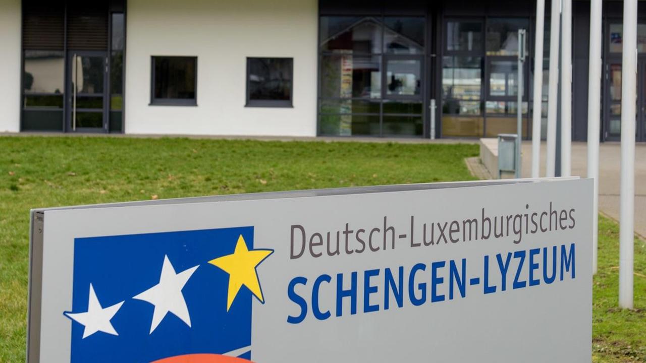 Das deutsch-luxemburgische Schengen-Lyzeum in Perl (Saarland). Das deutsch-luxemburgische Schengen-Lyzeum in Perl (Saarland).