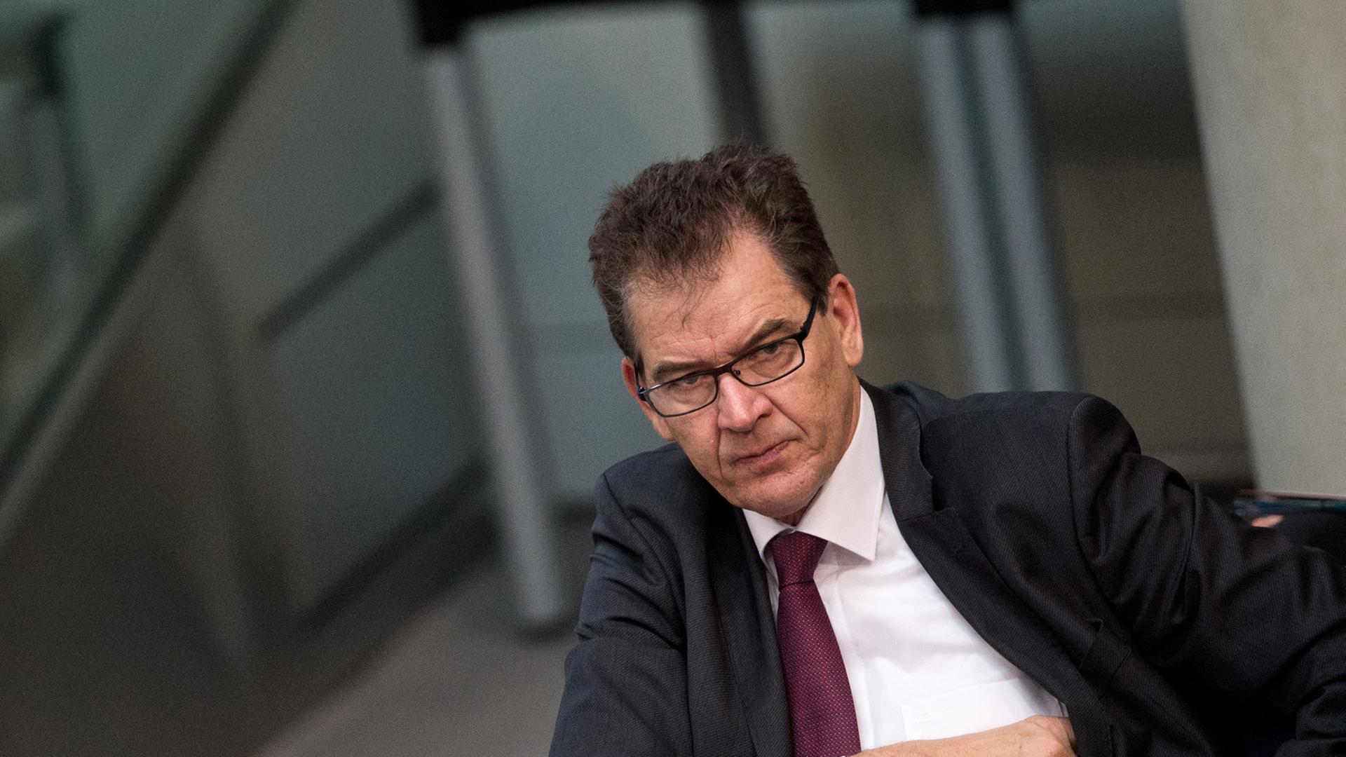 Bundesentwicklungsminister Gerd Müller (CSU) verfolgt am 21.03.2014 die Debatte über den EU-Afrika-Gipfel im Bundestag in Berlin. Bundesentwicklungsminister Gerd Müller (CSU) verfolgt am 21.03.2014 die Debatte über den EU-Afrika-Gipfel im Bundestag in Berlin.