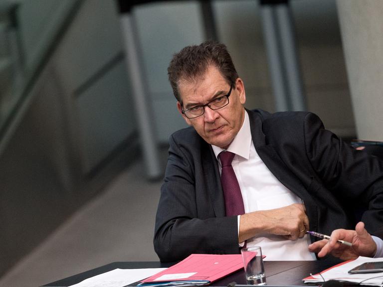 Bundesentwicklungsminister Gerd Müller (CSU) verfolgt am 21.03.2014 die Debatte über den EU-Afrika-Gipfel im Bundestag in Berlin.