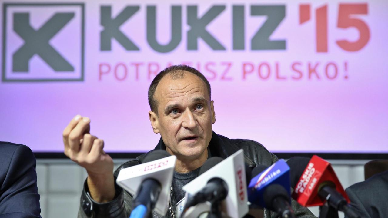 Pawel Kukiz, ehemaliger Sänger der Rockband "Piersi" und jetziger Chef der konservativen Partei "kukiz'15" in Polen spricht vor Mikrofonen an einem Podium
