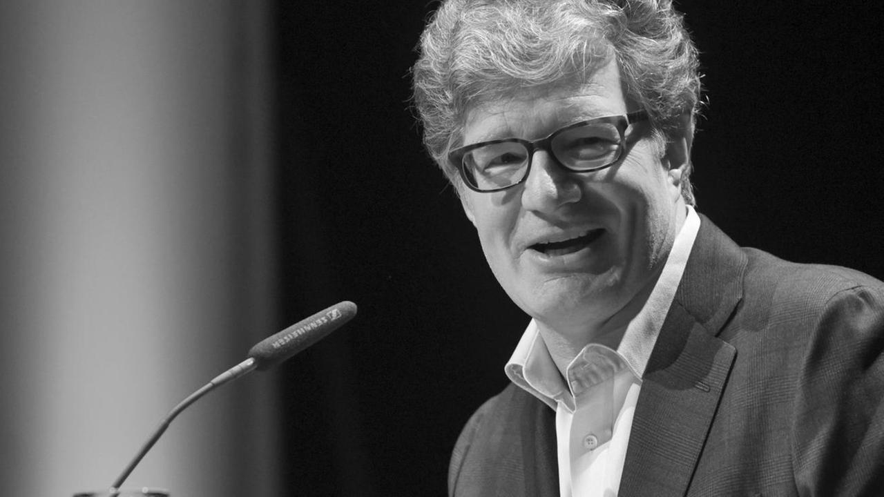 Der Autor Roger Willemsen bei seinem Auftritt auf dem Literaturfestival Lit.Cologne in Köln.