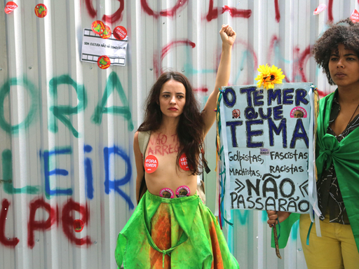 Demonstrantinnen protestieren gegen die Regierung von Präsident Michel Temer.