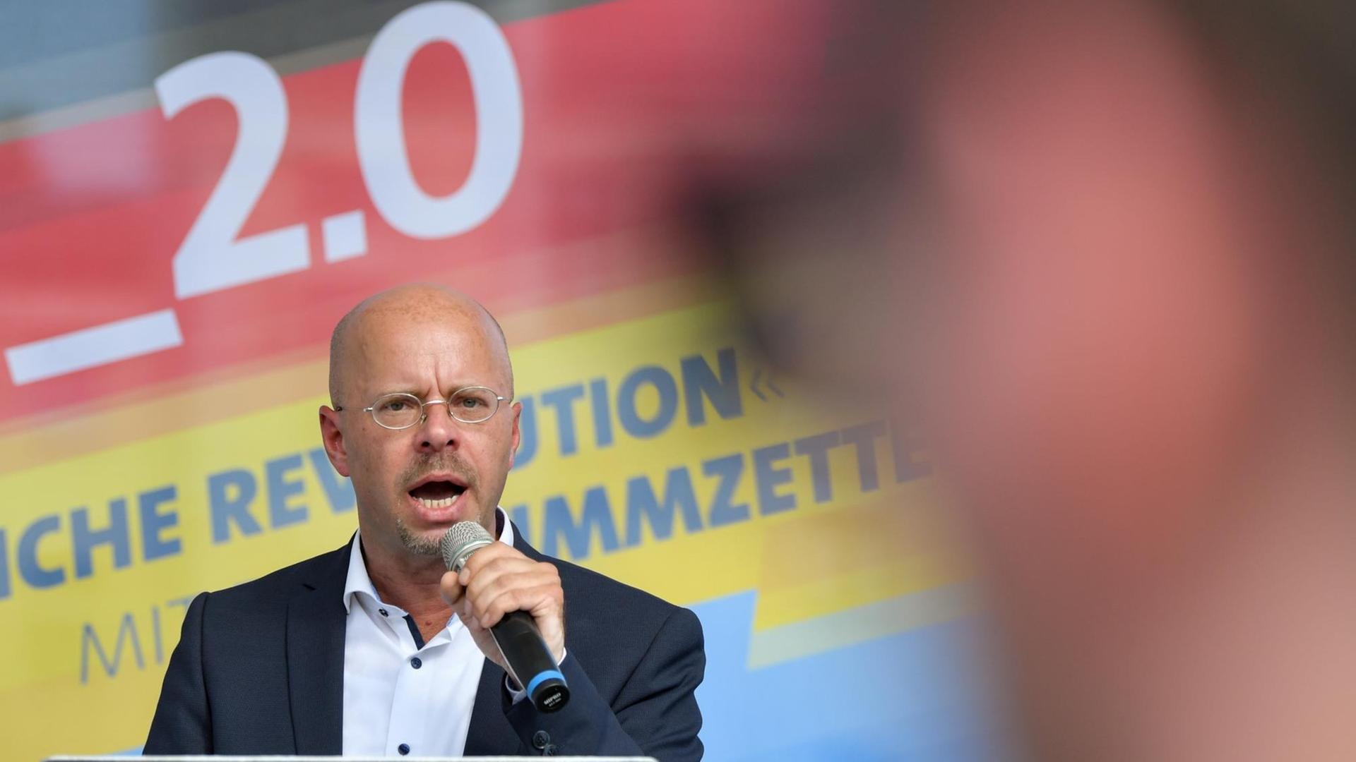 04.08.2019, Brandenburg, Cottbus: Andreas Kalbitz, Landesvorsitzender der AfD in Brandenburg, nimmt am Wahlkampfauftakt der AfD-Jugendorganisation Junge Alternative (JA) vor der Stadthalle teil. In Brandenburg und Sachsen wird am 01. September ein neues Parlament gewählt. Die Landtagswahl in Thüringen ist knapp zwei Monate später, am 27. Oktober. Foto: Patrick Pleul/dpa-Zentralbild/ZB | Verwendung weltweit 04.08.2019, Brandenburg, Cottbus: Andreas Kalbitz, Landesvorsitzender der AfD in Brandenburg, nimmt am Wahlkampfauftakt der AfD-Jugendorganisation Junge Alternative (JA) vor der Stadthalle teil. In Brandenburg und Sachsen wird am 01. September ein neues Parlament gewählt. Die Landtagswahl in Thüringen ist knapp zwei Monate später, am 27. Oktober. Foto: Patrick Pleul/dpa-Zentralbild/ZB | Verwendung weltweit