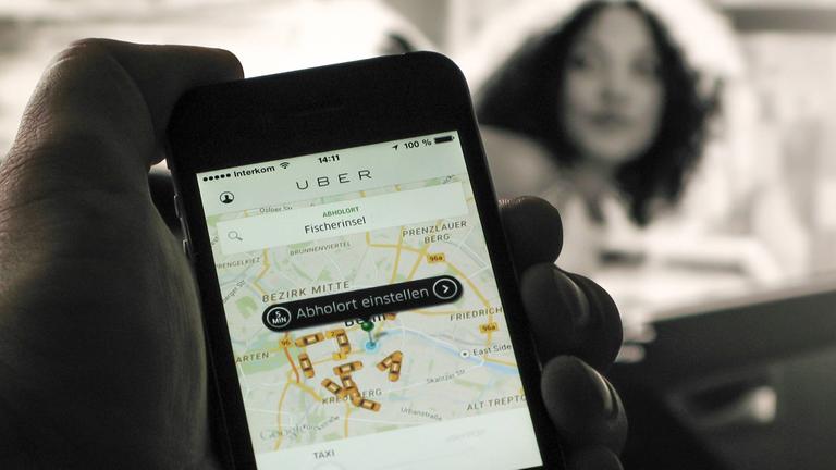 Handy und der Fahrdienst-App Uber Handy und der Fahrdienst-App Uber