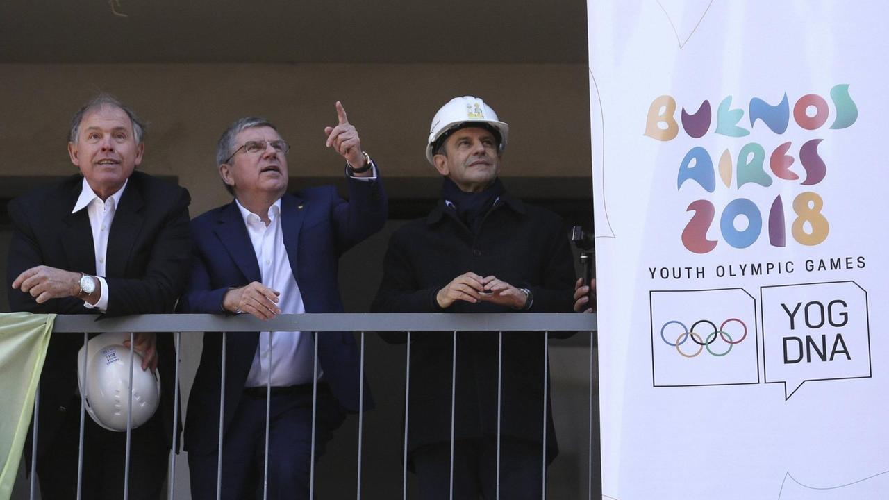 IOC-Präsident Thomas Bach (Mitte) bei der Besichtigung des Olympischen Dorfs für die Olympischen Jugendspiele 2018 in Buenos Aires. IOC-Präsident Thomas Bach (Mitte) bei der Besichtigung des Olympischen Dorfs für die Olympischen Jugendspiele 2018 in Buenos Aires.