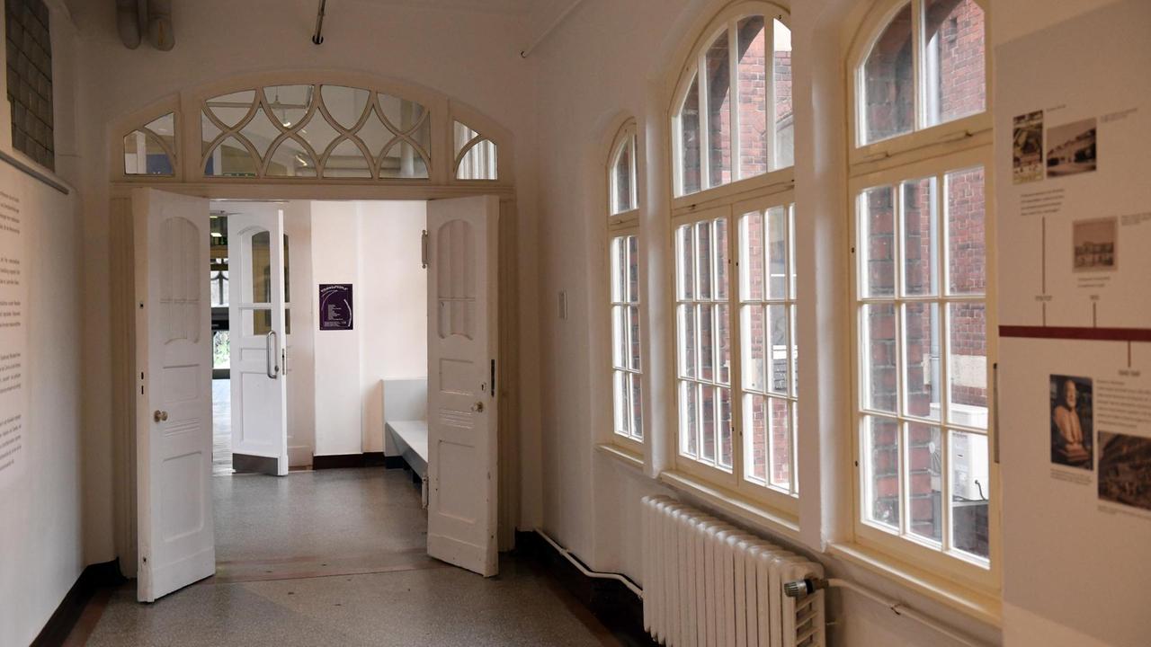 Gang in einem alten Gebäude der Charité Berlin, in der die Psychiatrie untergebracht ist. Gang in einem alten Gebäude der Charité Berlin, in der die Psychiatrie untergebracht ist.
