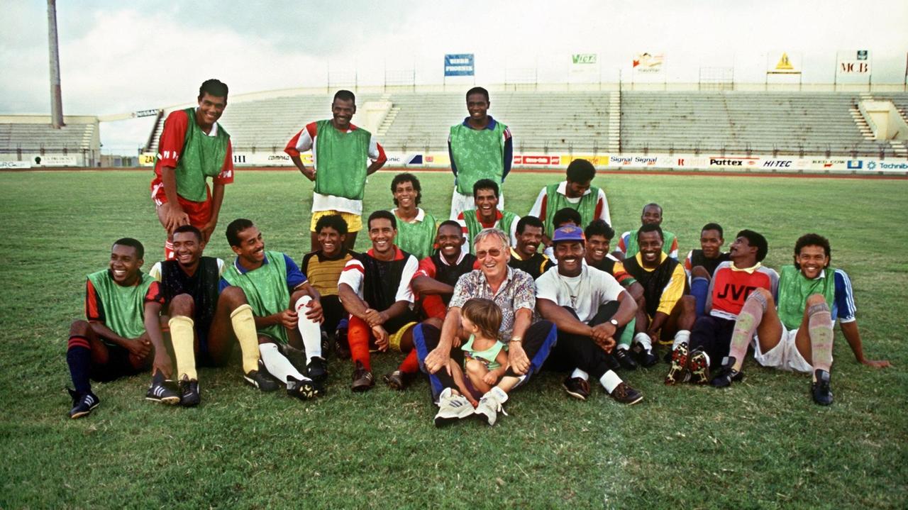 Trainer Rudi Gutendorf im Kreis seiner Spieler vom mauritischen "FC Sunrise". Aufnahme vom Mai 1993. Trainer Rudi Gutendorf im Kreis seiner Spieler vom mauritischen "FC Sunrise". Aufnahme vom Mai 1993.