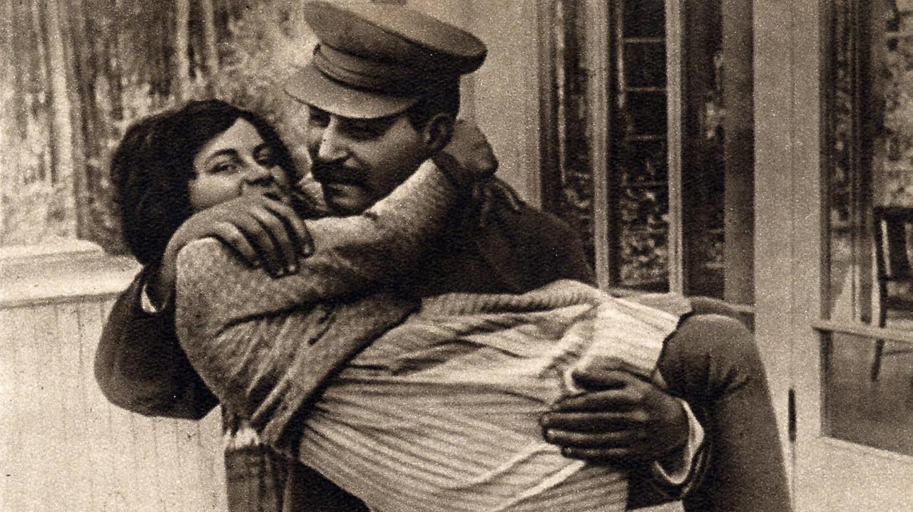 Josef Stalin hält seine Tochter Swetlana Allilujewa auf dem Arm.