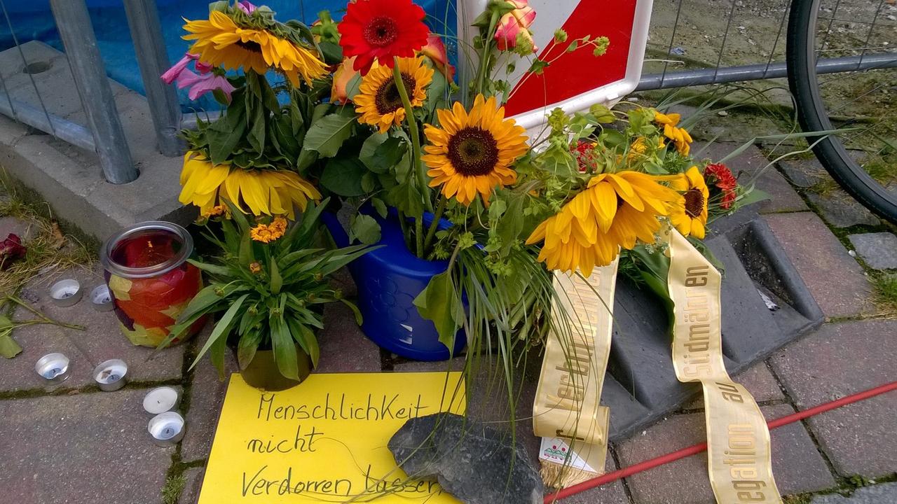 Anwohner von Ansbach haben Blumen am Tatort des Bomben-Anschlags niedergelegt. Anwohner von Ansbach haben Blumen am Tatort des Bomben-Anschlags niedergelegt.