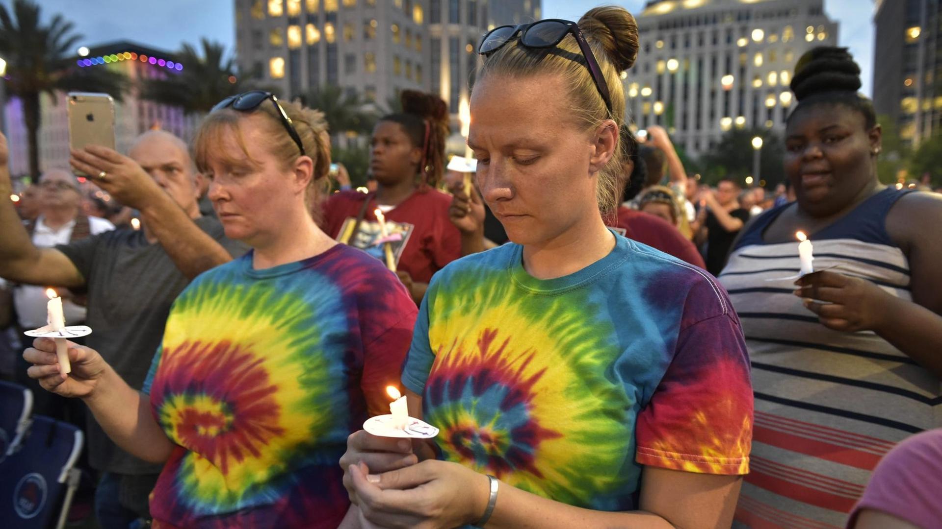 Menschen gedenken (13.6) in Orlando der Opfer des Terroranschlags. Menschen gedenken (13.6) in Orlando der Opfer des Terroranschlags.