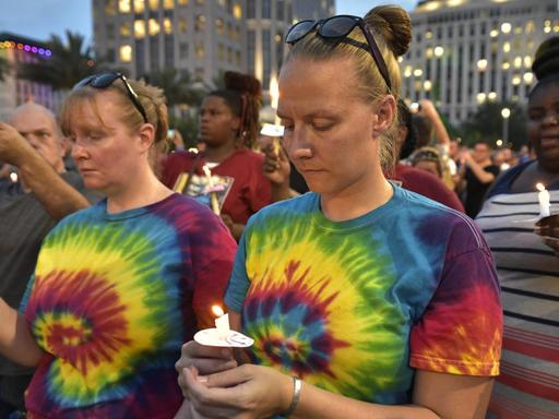 Menschen gedenken (13.6) in Orlando der Opfer des Terroranschlags.