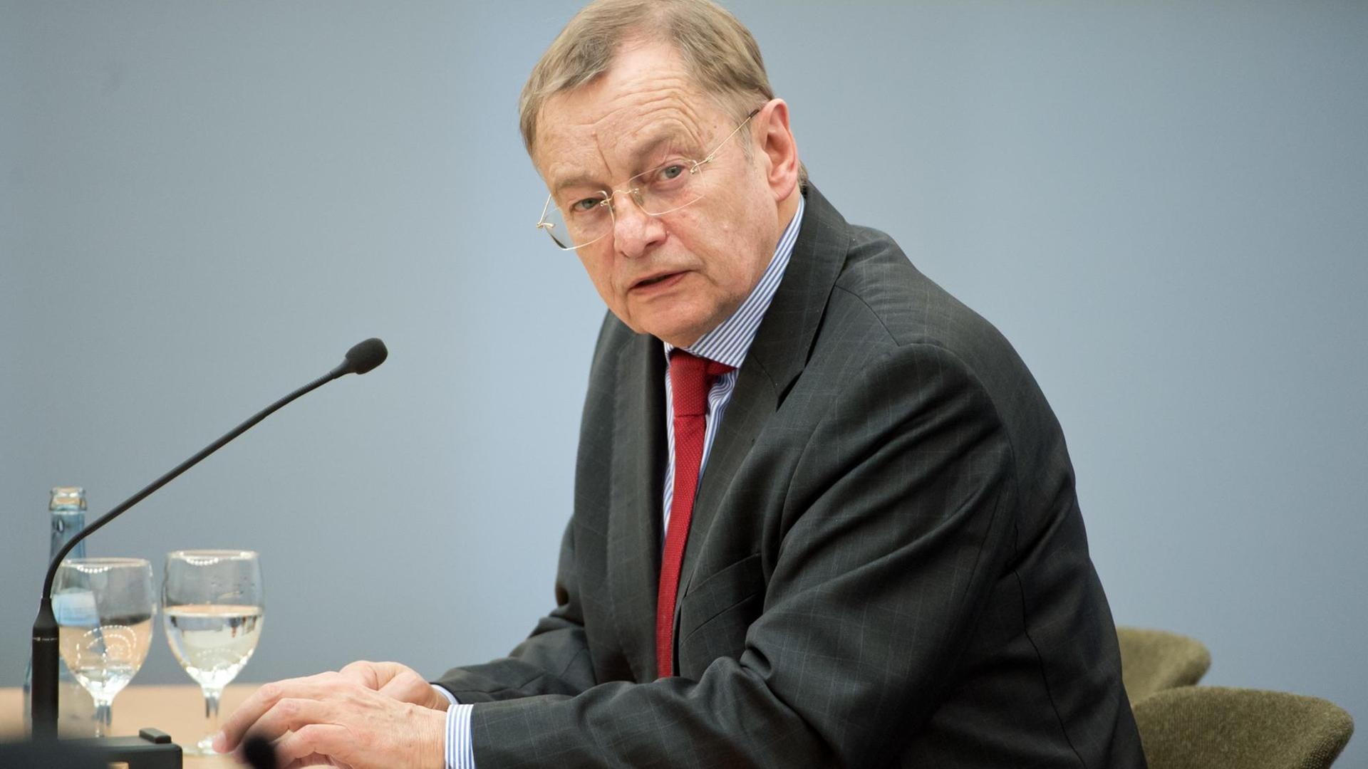 Der Politikwissenschafler Hans Joachim Funke im Zeuge vor dem Untersuchungsausschuss "Rechtsterrorismus/NSU" im Landtag von Baden-Württemberg Der Politikwissenschafler Hans Joachim Funke im Zeuge vor dem Untersuchungsausschuss "Rechtsterrorismus/NSU" im Landtag von Baden-Württemberg