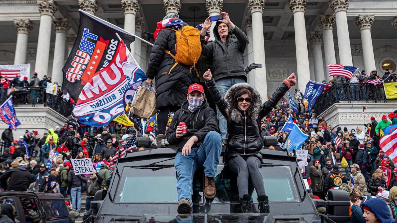 Trump-Anhänger auf dem Gelände des gestürmten Kapitols in Washington am 6. Januar 2021. Trump-Anhänger auf dem Gelände des gestürmten Kapitols in Washington am 6. Januar 2021.