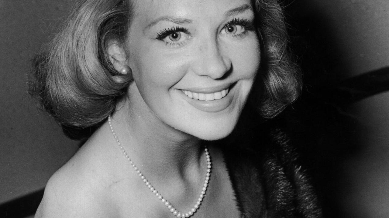 Hildegard Knef, deutsche Schauspielerin, Hauptdarstellerin des Films "Die Sünderin". Aufgenommen bei der Londoner Premiere am 19.08.1953. | Hildegard Knef, deutsche Schauspielerin, Hauptdarstellerin des Films "Die Sünderin". Aufgenommen bei der Londoner Premiere am 19.08.1953. |