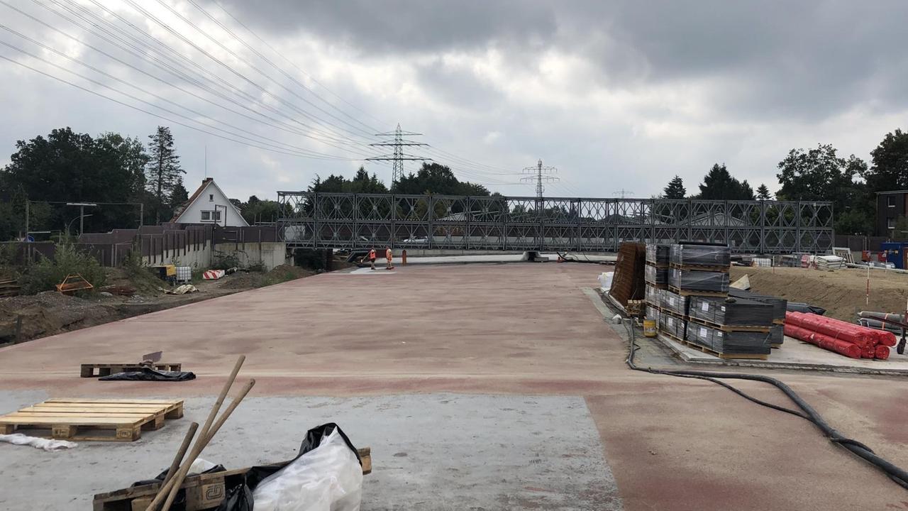 Bauarbeiten am Deckel über der Autobahn A7. Bauarbeiten am Deckel über der Autobahn A7.