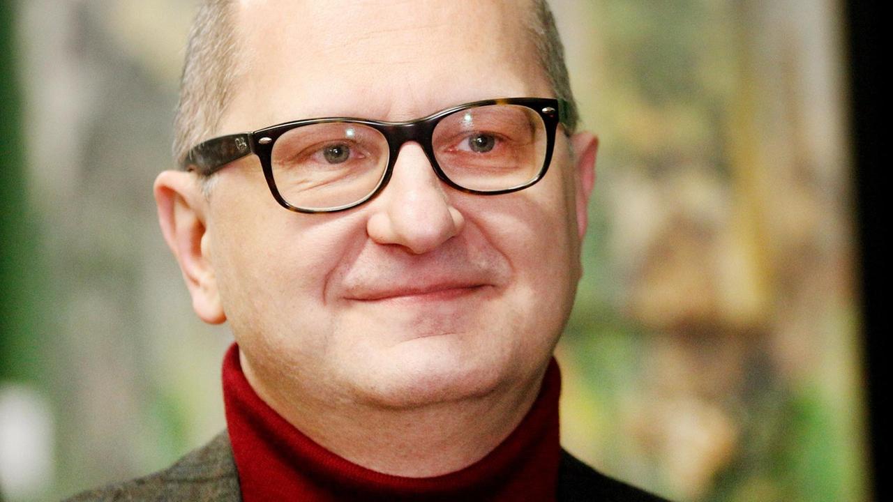 23.03.2018, Nordrhein-Westfalen, Hamm: Der damalige Kläger und ehemalige angestellte Apotheker Martin Porwoll geht in den Gerichtssaal des Landesarbeitsgerichts. Er hatte mit seiner Anzeige einen Strafprozess am Landgericht Essen gegen seinen Arbeitgeber, einen Apotheker, ins Rollen gebracht und damit wahrscheinlich Menschenleben gerettet. 23.03.2018, Nordrhein-Westfalen, Hamm: Der damalige Kläger und ehemalige angestellte Apotheker Martin Porwoll geht in den Gerichtssaal des Landesarbeitsgerichts. Er hatte mit seiner Anzeige einen Strafprozess am Landgericht Essen gegen seinen Arbeitgeber, einen Apotheker, ins Rollen gebracht und damit wahrscheinlich Menschenleben gerettet.
