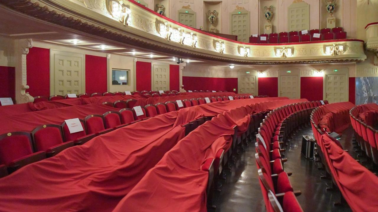 Leerer Zuschauerraum im Staatstheater Cottbus. Die Sitzreihen sind mit rotem Tuch bedeckt. Leerer Zuschauerraum im Staatstheater Cottbus. Die Sitzreihen sind mit rotem Tuch bedeckt.
