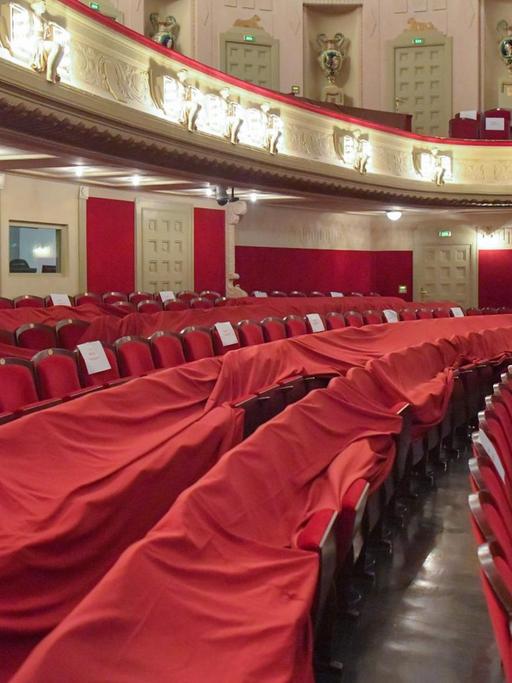 Leerer Zuschauerraum im Staatstheater Cottbus. Die Sitzreihen sind mit rotem Tuch bedeckt.