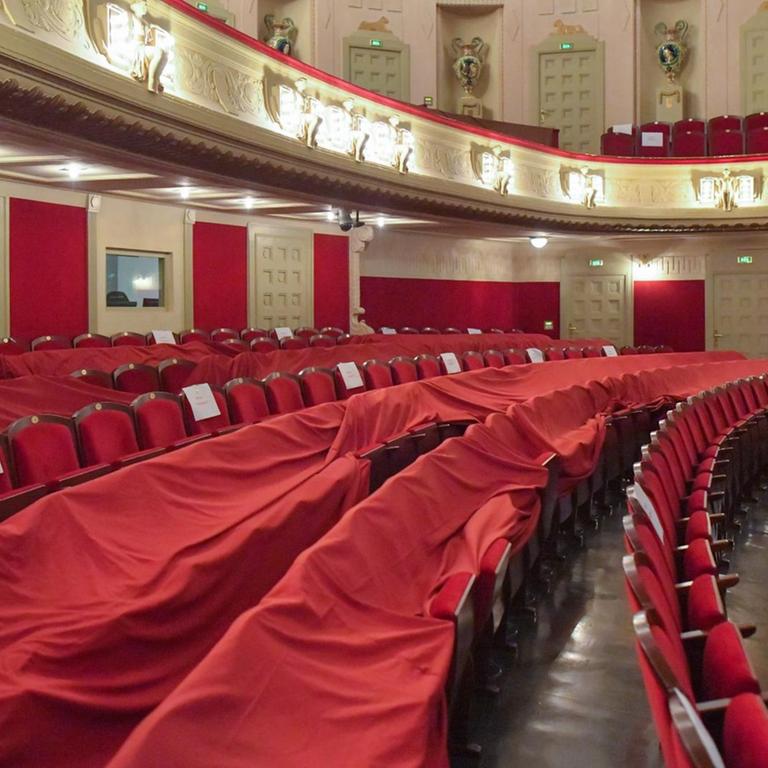 Leerer Zuschauerraum im Staatstheater Cottbus. Die Sitzreihen sind mit rotem Tuch bedeckt.