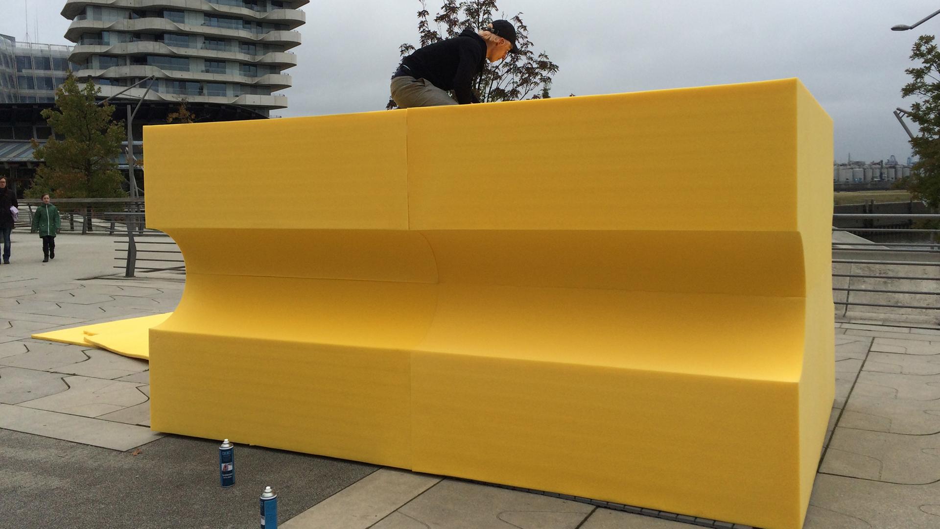 Installation: Der Schwamm - Weg mit dem Schmutz Installation: Der Schwamm - Weg mit dem Schmutz