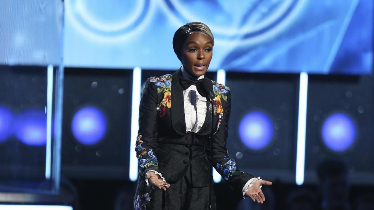 Die Musikerin Janelle Monae 2018 bei den Grammy Awards. Die Musikerin Janelle Monae 2018 bei den Grammy Awards.
