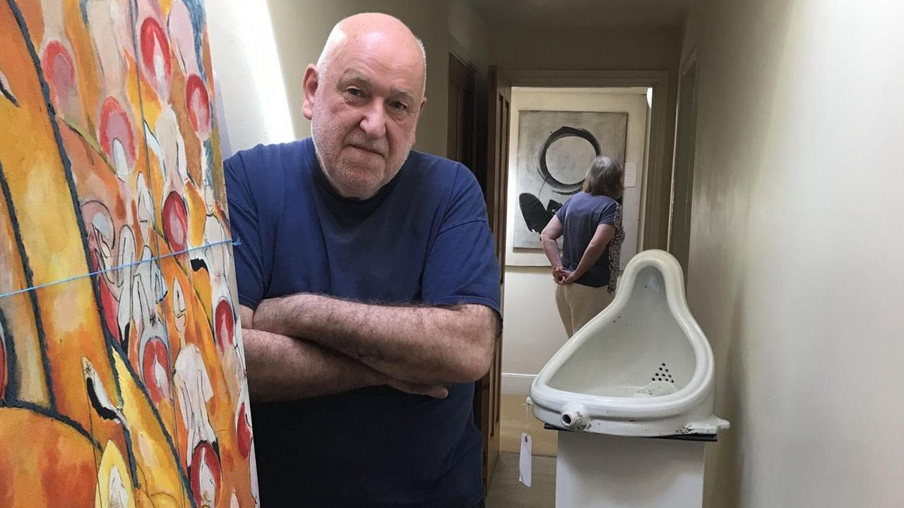 Der Kunsthistoriker Glyn Thompson vor dem 'R Mutt 1917' Urinal. Der Kunsthistoriker Glyn Thompson vor dem 'R Mutt 1917' Urinal.