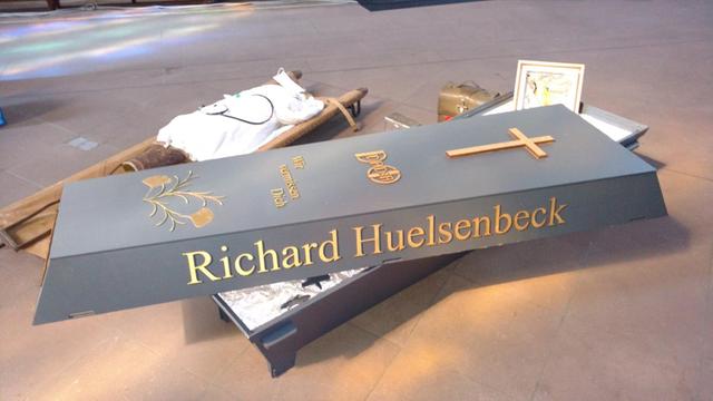 Zu sehen ist eine Installation des Grabes von Ur-Dadaist Richard Huelsenbeck.