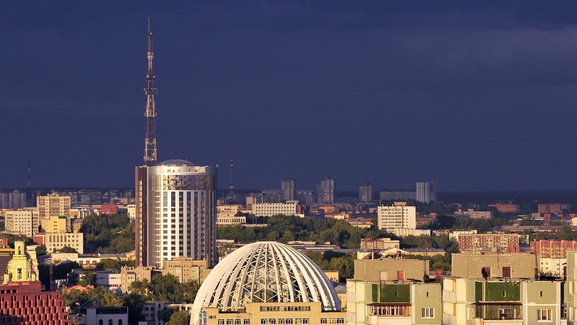 Blick über Jekaterinburg im Ural mit der Kuppel des 1980 errichteten Zirkusgebäudes