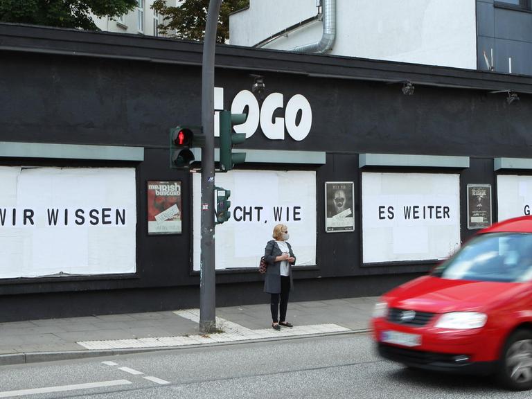 Auf den Plakatwänden am Musikclub Logo an der Grindelallee in Hamburg steht: "Wir wissen nicht, wie es weitergeht".