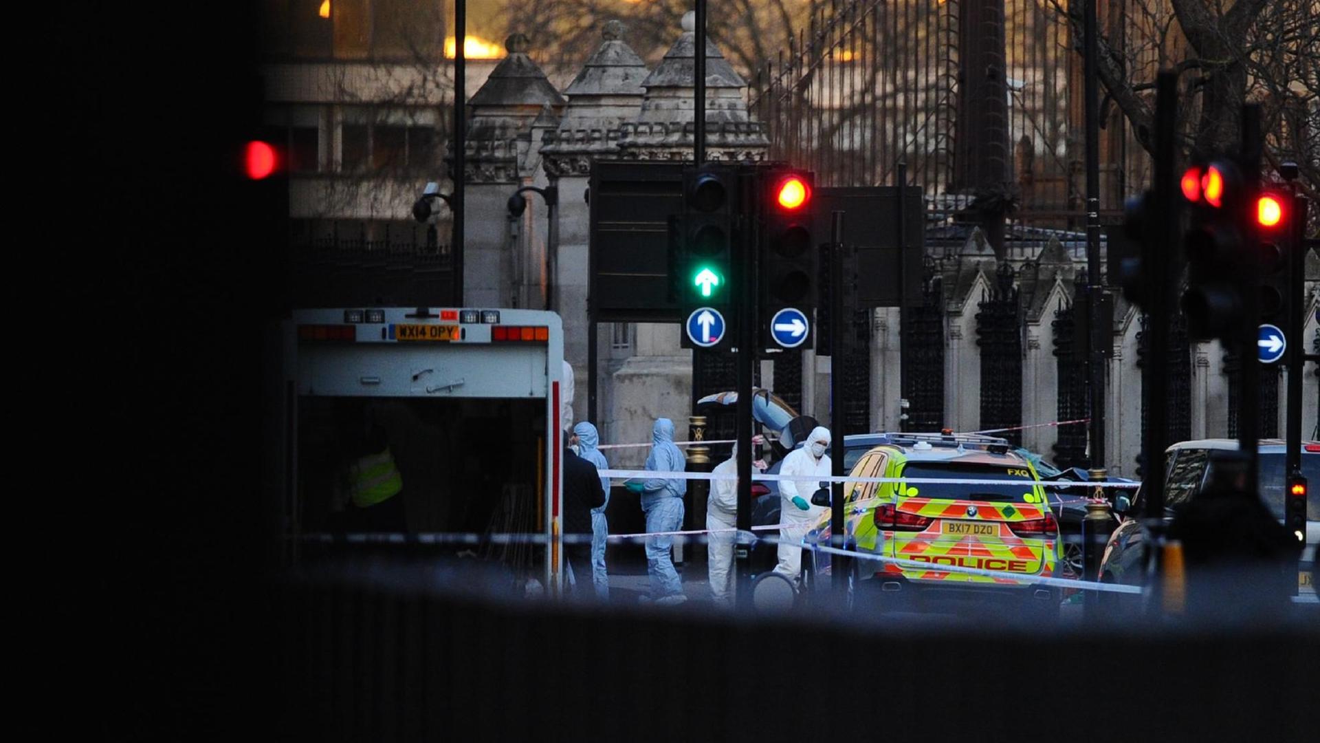 Sicherheitskräfte und Forensiker am Parlament in London nach dem Anschlag. Sicherheitskräfte und Forensiker am Parlament in London nach dem Anschlag.