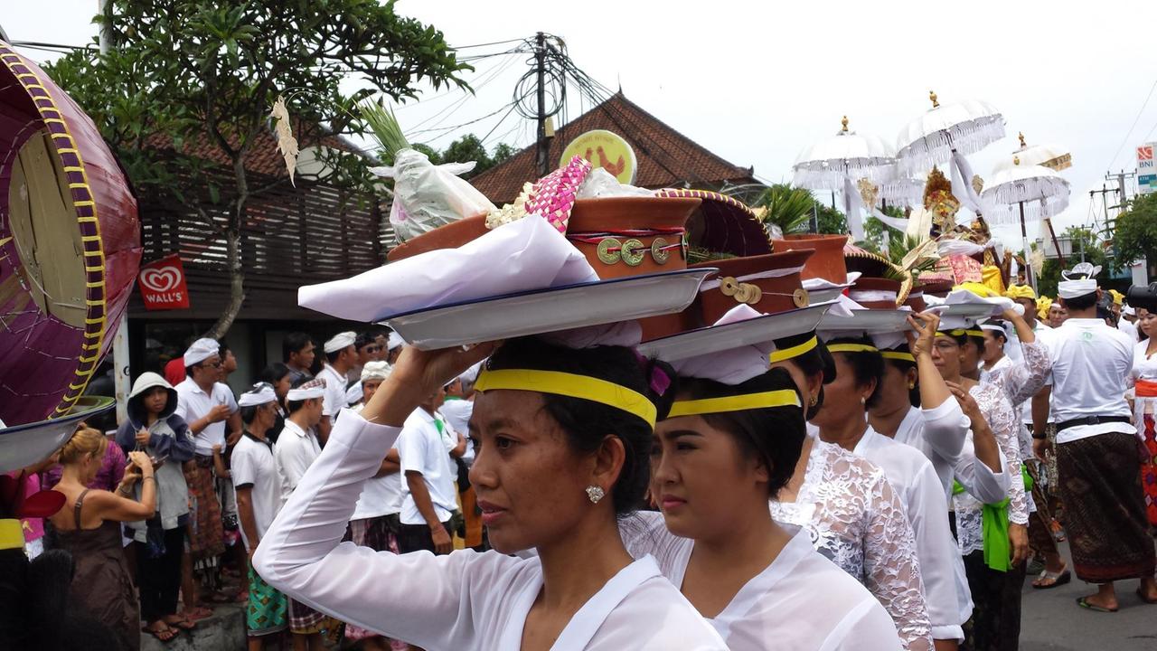 Musiker und Gläubige aus der ganzen Region haben sich der Prozession zum Verbrennungsplatz, die durch ganz Ubud führt, angeschlossen.