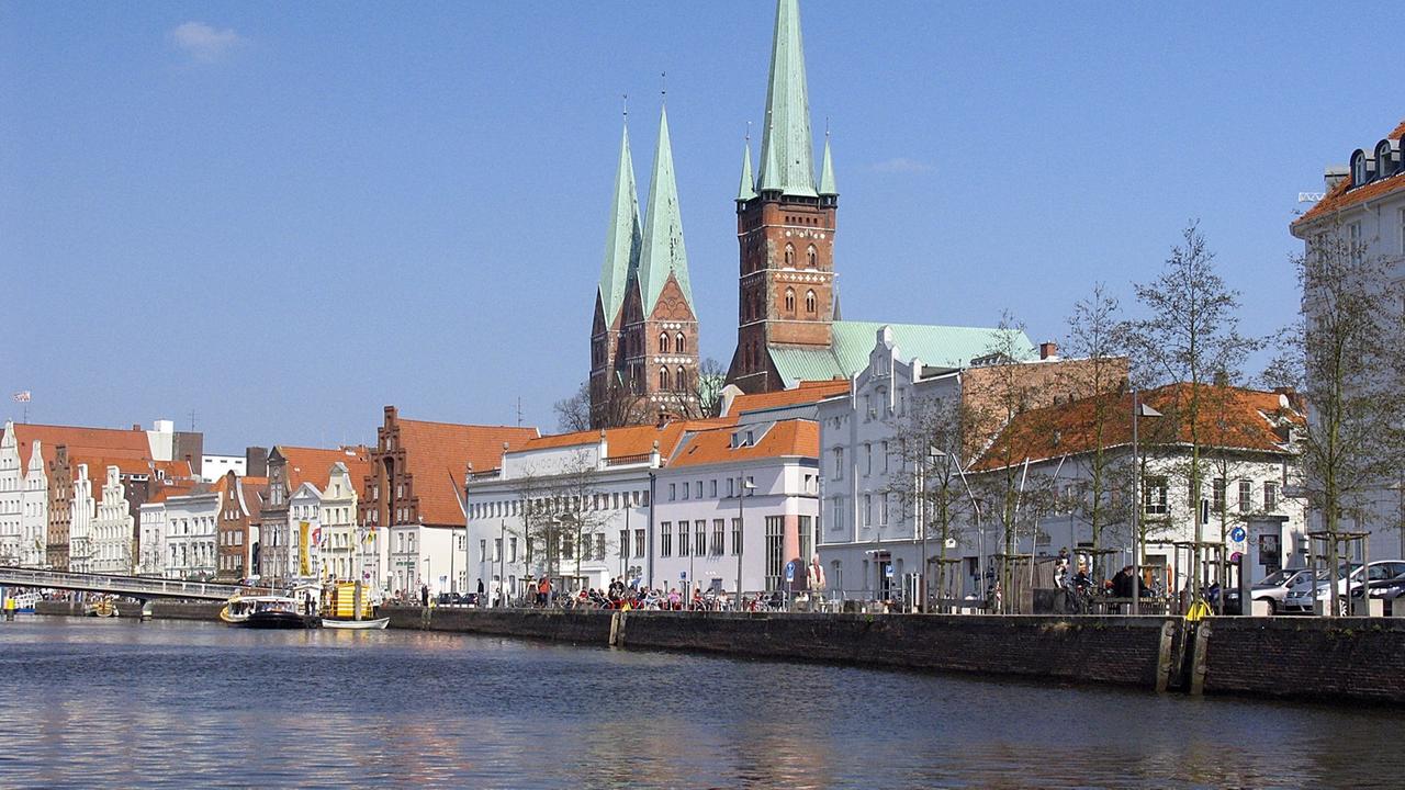 Die Hansestadt Lübeck mit der St. Petri Kirche. Die Hansestadt Lübeck mit der St. Petri Kirche.
