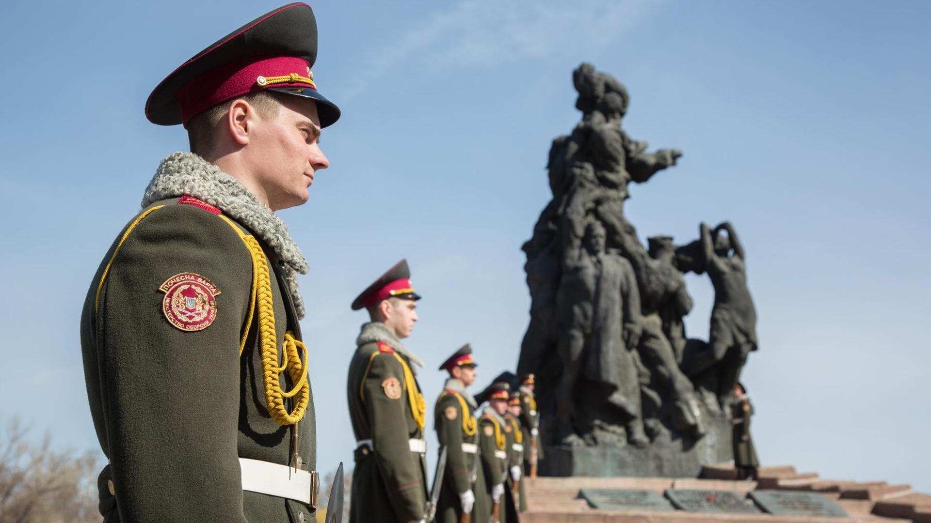 Ukrainische Soldaten stehen vor der Gedenkstätte Babi Jar in Kiew Ukrainische Soldaten stehen vor der Gedenkstätte Babi Jar in Kiew