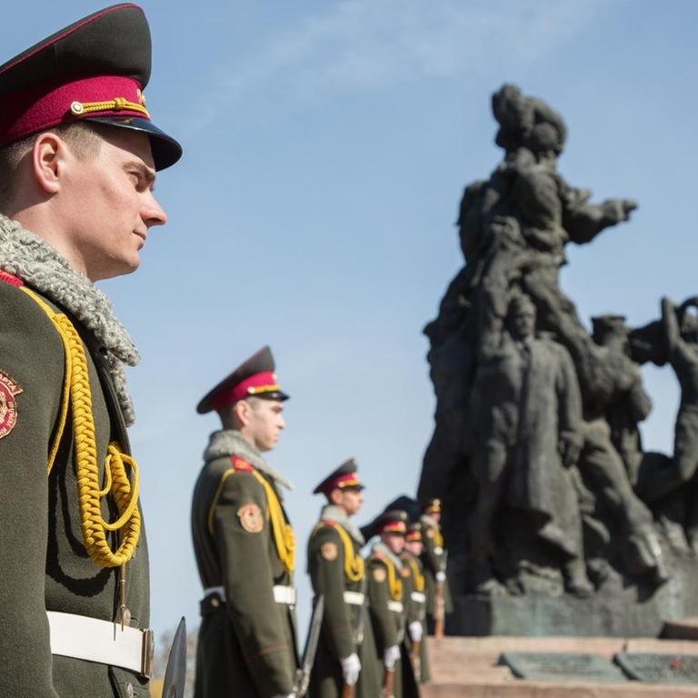 Ukrainische Soldaten stehen vor der Gedenkstätte Babi Jar in Kiew