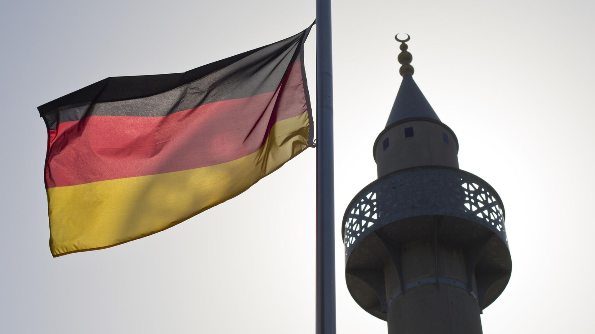Eine deutsche Fahne weht neben dem Minarett einer Moschee am Rande von Schwäbisch Hall Eine deutsche Fahne weht neben dem Minarett einer Moschee am Rande von Schwäbisch Hall