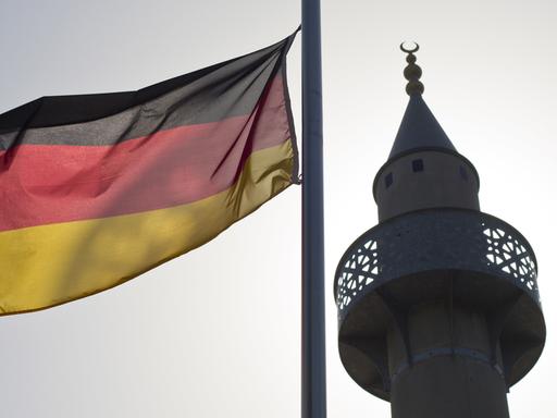 Eine deutsche Fahne weht neben dem Minarett einer Moschee am Rande von Schwäbisch Hall
