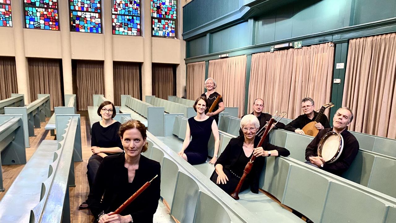 Die Musiker sitzen in den Kirchenbänken verstreut. Die Musiker sitzen in den Kirchenbänken verstreut.