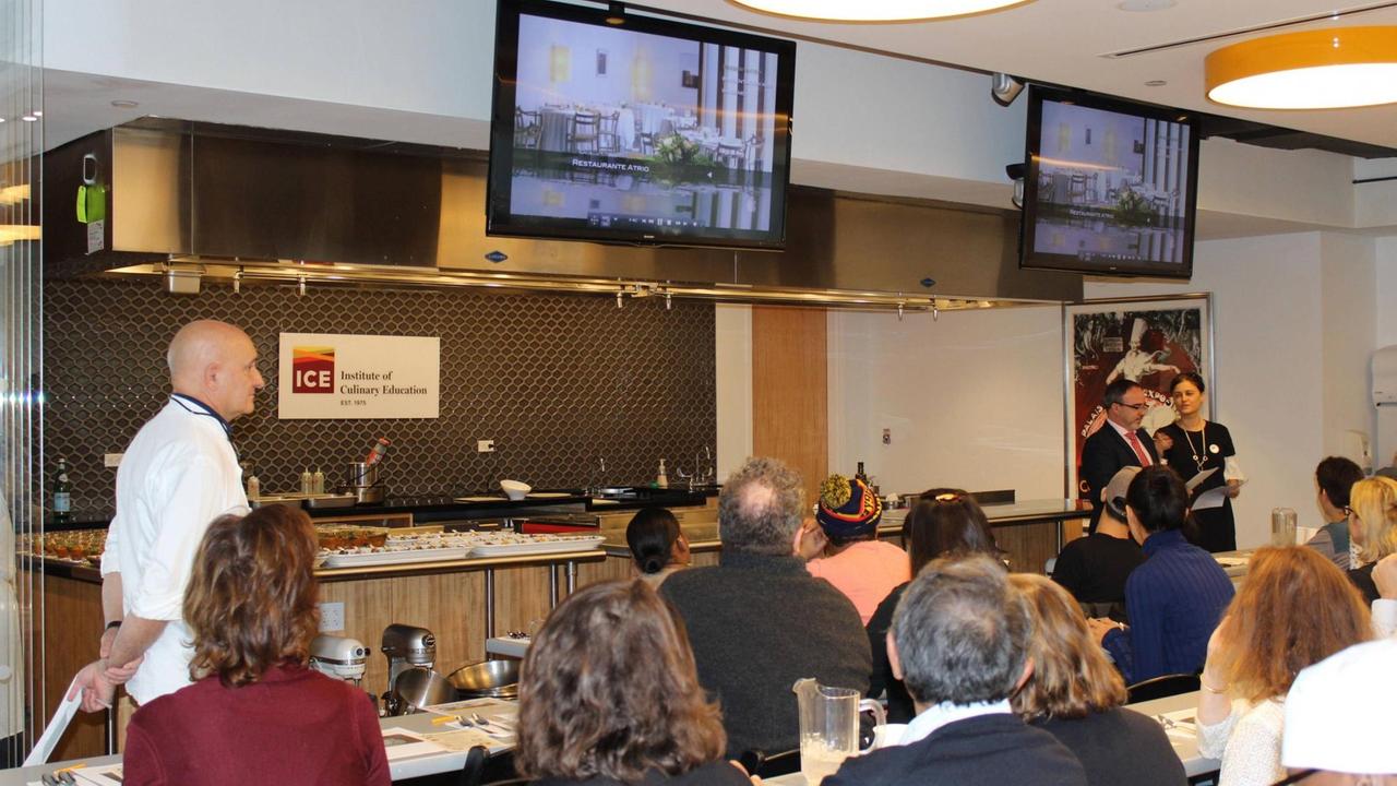 Der spanische Koch Tono Perez im Institute of Culinary Education in New York. Der spanische Koch Tono Perez im Institute of Culinary Education in New York.