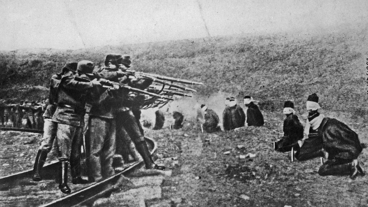 Österreichische Soldaten erschießen während des ersten Weltkriegs in Serbien jugoslawischen Patrioten nahe der österreichischen Linien. Österreichische Soldaten erschießen während des ersten Weltkriegs in Serbien jugoslawischen Patrioten nahe der österreichischen Linien.