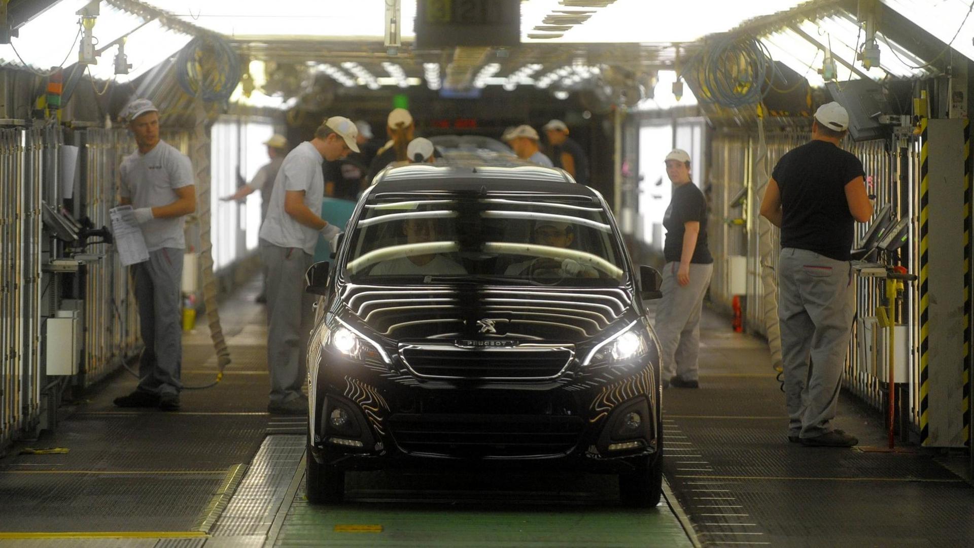 Autos laufen am Band im Unternehmen TPCA, einem Joint Venture von Toyota, Peugeot, Citroën im tschechischen Kolín. Hier im Juli 2015. Im Hintergrund prüfen Angetellte die Produktion. Autos laufen am Band im Unternehmen TPCA, einem Joint Venture von Toyota, Peugeot, Citroën im tschechischen Kolín. Hier im Juli 2015. Im Hintergrund prüfen Angetellte die Produktion.